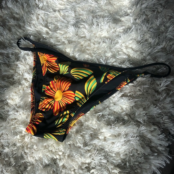 The Bianca Bikini Bottoms 🌸 - Picture 3 of 4